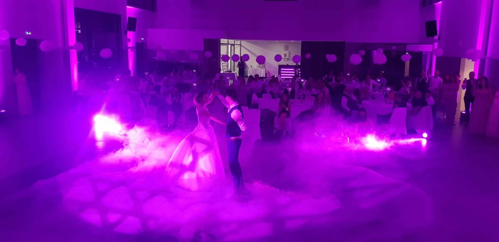 L’éclairage de salle pour un mariage.